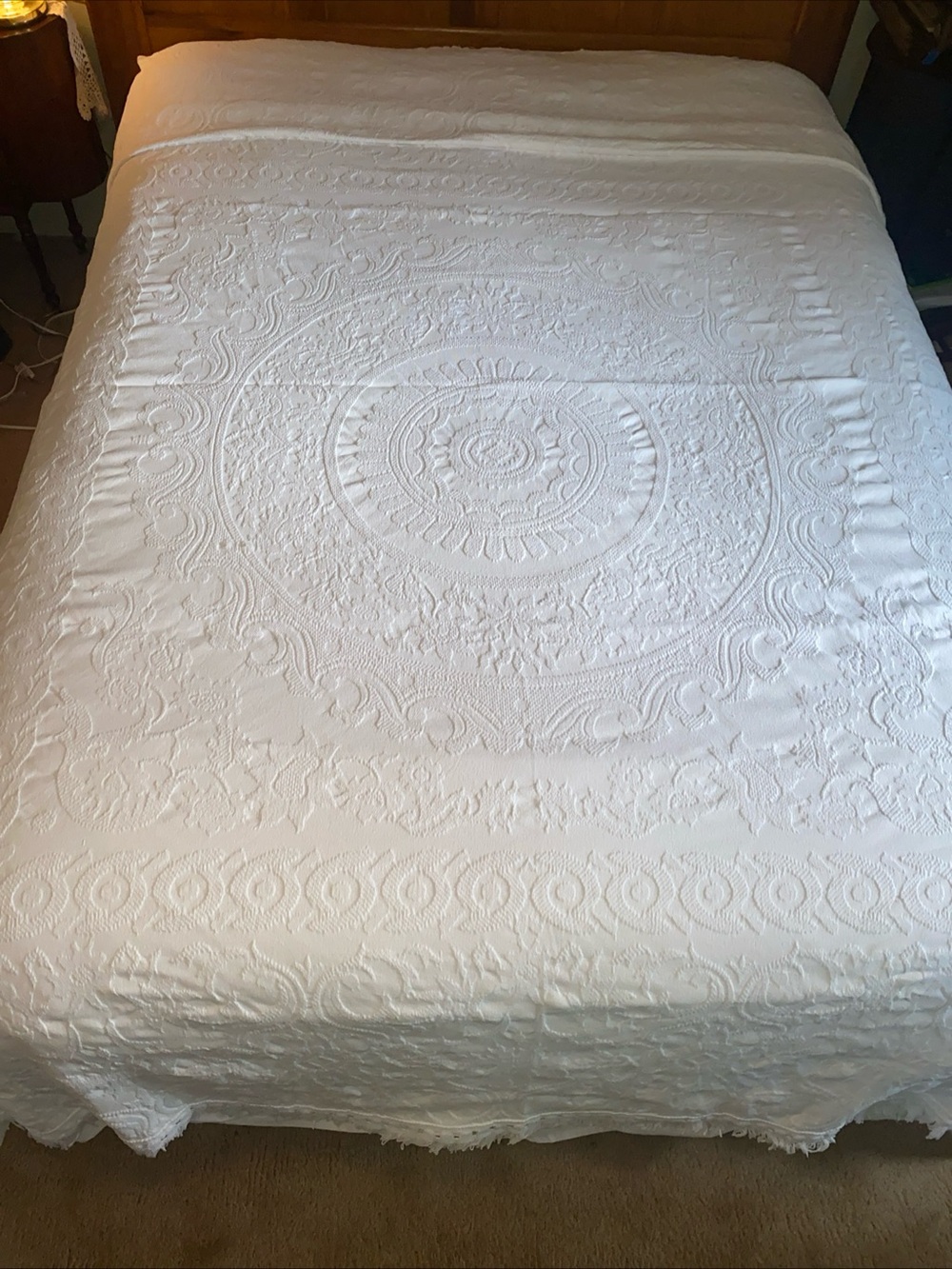 Matelasse Coverlet Quilt Medallion 94” X 108” Inc Fringe Full Double White -AA15